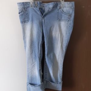 Super adorable Jean capris!